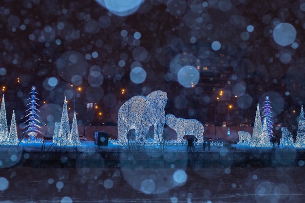 Lindas iluminações festivas sobre o fundo da neve fecham o distrito de Rostokino MoscouRússia