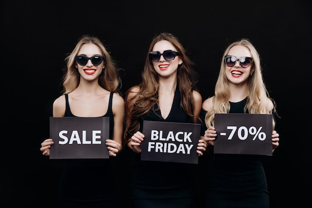 Foto lindas jóvenes modelos anuncian locos descuentos del black friday