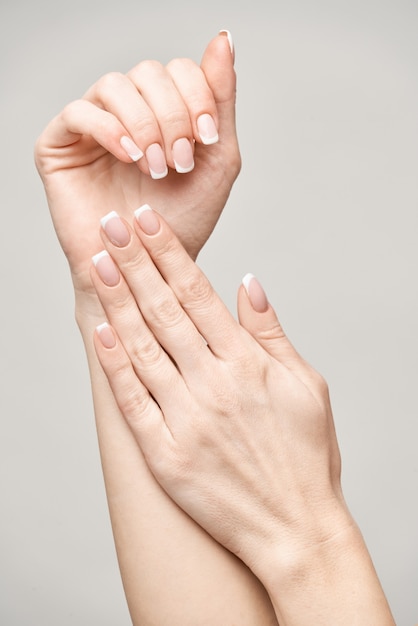 Lindas mãos femininas com manicure francesa
