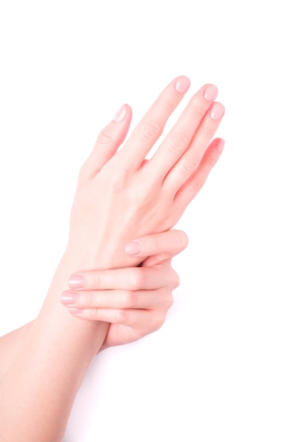 Lindas mãos femininas mostrando conceito fresco de manicure, pele e unhas.