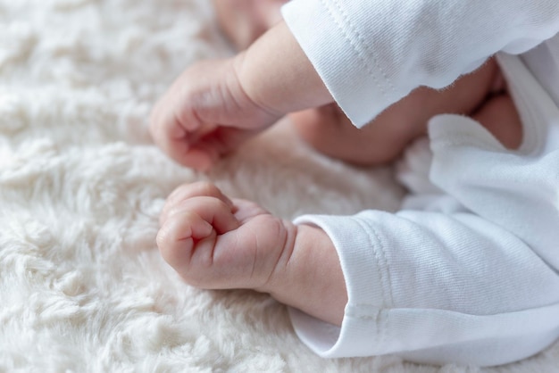 Lindas mãos infantis recém-nascidas