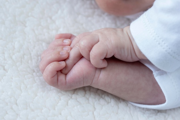 Lindas mãos infantis recém-nascidas