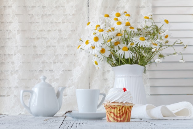 Lindas margaridas flores em um vaso na mesa