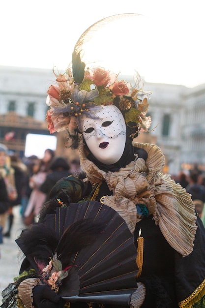 Lindas máscaras venezianas nas pessoas durante o carnaval em veneza