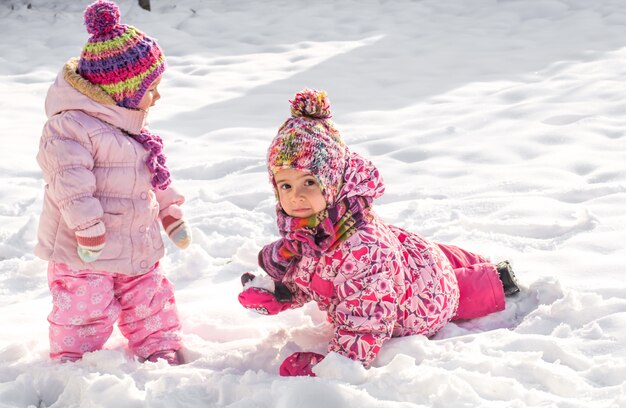 Lindas meninas brincando na neve