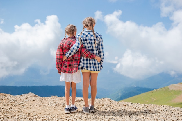 Lindas meninas felizes nas montanhas no nevoeiro