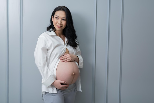 lindas mulheres grávidas, mãe segurando bebê na barriga de grávida