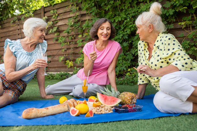 Lindas mulheres idosas relaxando em casa no jardim