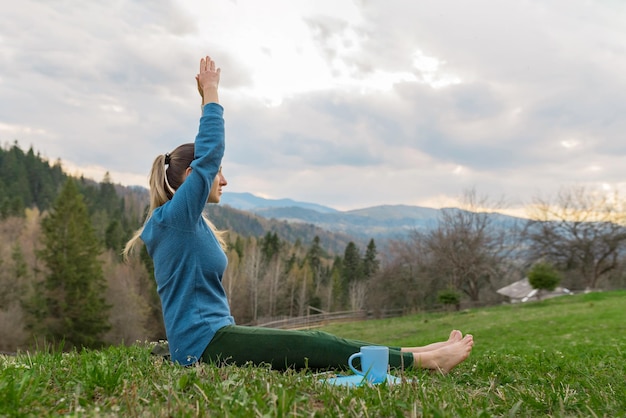 Lindas mulheres jovens meditação yoga assana relaxando na natureza nas montanhas