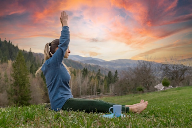 Lindas mulheres jovens meditação yoga assana relaxando na natureza nas montanhas