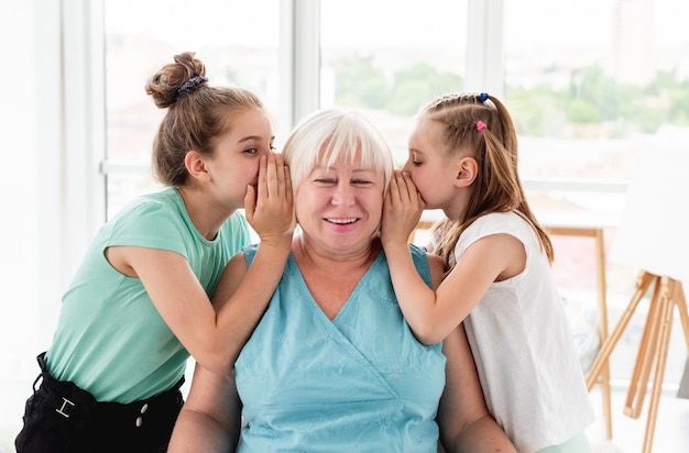 Lindas nietas compartiendo secretos con la abuela