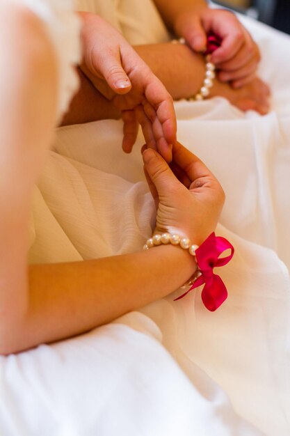 Lindas niñas de las flores antes de la boda.