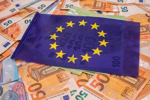 Lindas novas notas de euro coloridas nas quais se encontra a bandeira azul do euro