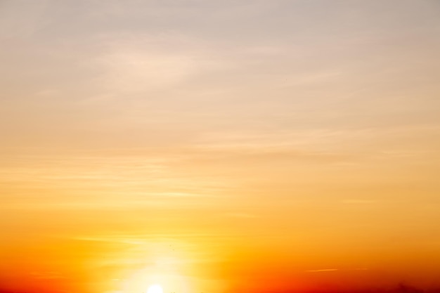 Lindas nuvens alaranjadas de gradiente e luz solar no céu azul perfeito para o plano de fundo em everningTwilight