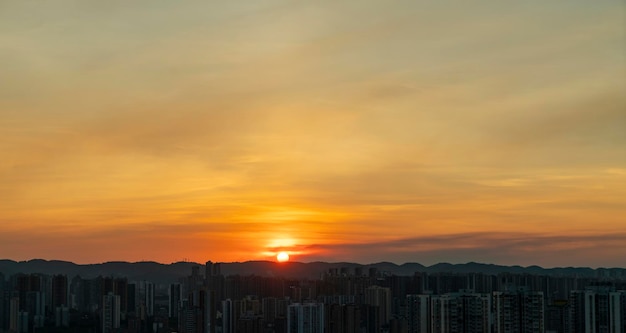 Lindas nuvens ao pôr do sol no verão