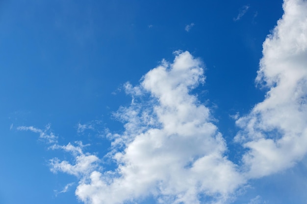 Lindas nuvens azuis no céu Fundo do céu azul