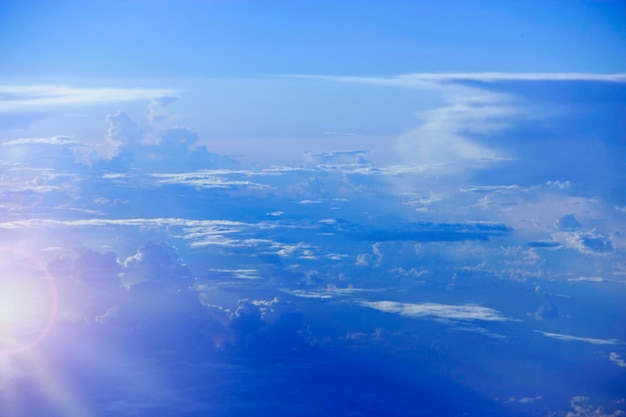 Lindas nuvens brancas com raios ensolarados Paisagem com sol e céu