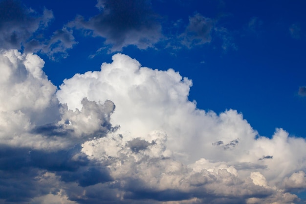 Lindas nuvens brancas contra o céu azul