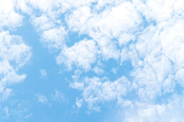 Lindas nuvens brancas e fofas no céu azul Fundo natural de nuvens brancas em dia ensolarado