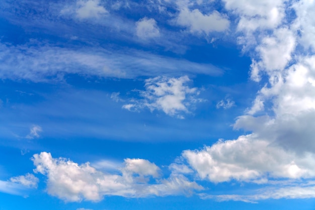 Lindas nuvens brancas em um fundo azul brilhante