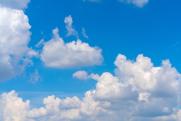 Lindas nuvens brancas em um fundo azul brilhante