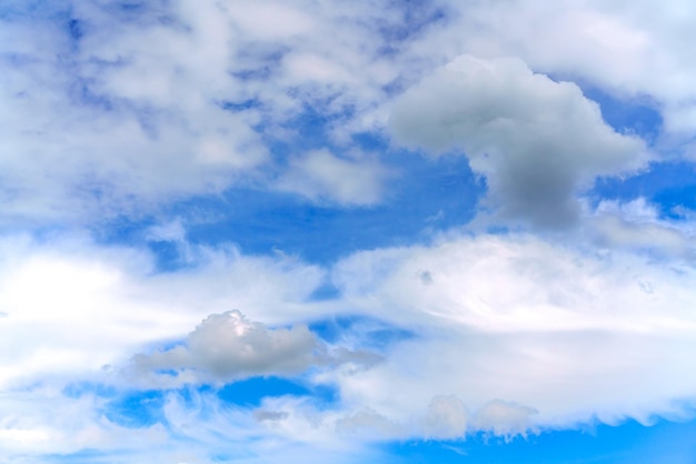 Lindas nuvens brancas em um fundo azul brilhante