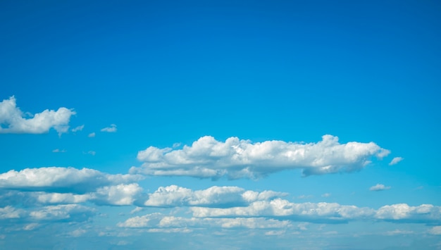 Lindas nuvens brancas em uma textura limpa de céu azul