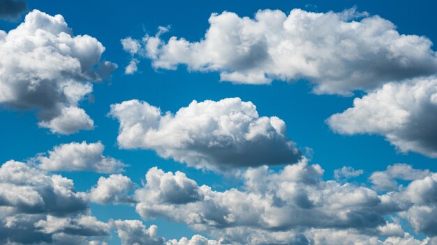 Lindas nuvens brancas flutuando no céu azul para o conceito de fundos