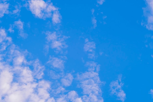 Lindas nuvens brancas fofas e cirrocúmulos em um fundo de céu azul