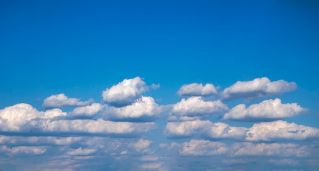 Lindas nuvens brancas no céu azul dia ensolarado