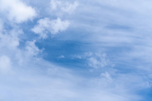 Lindas nuvens cirros finas Nuvens listradas no céu da manhã Linha de listras de nuvens no dia do céu azul profundo