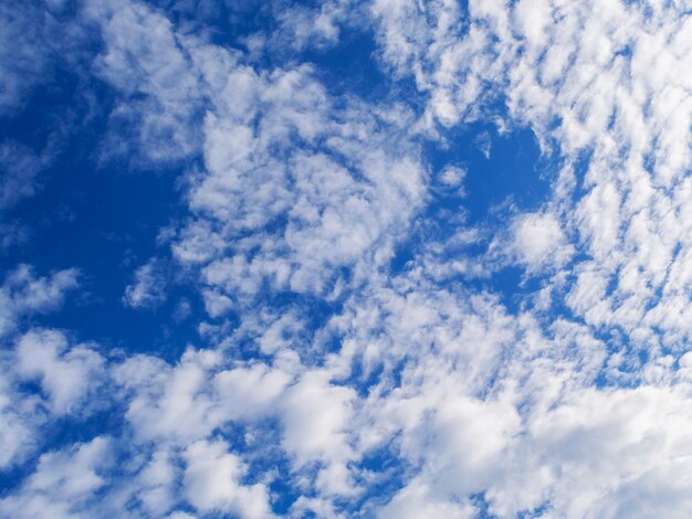 Lindas nuvens com fundo de céu azul. Clima natural, céu azul com nuvens