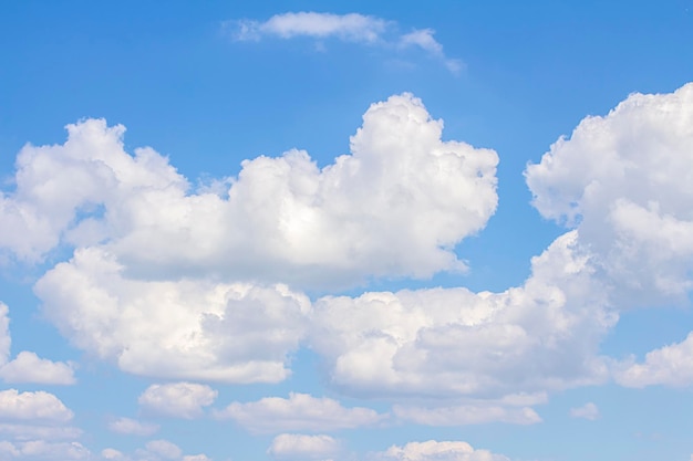 Lindas nuvens com fundo de céu azul Nuvem de tempo natural céu azul e sol