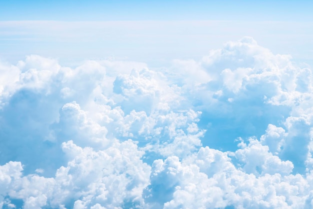 Lindas nuvens cumulus azuis macias fundo com espaço de cópia