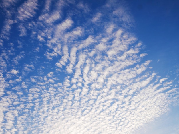 Lindas nuvens de fundo do céu brilhante no céu azul