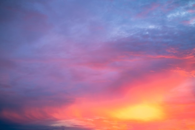 lindas nuvens de ouro laranja gradiente suave de luxo e luz solar no céu azul perfeito para o fundo tomar em verningCrepúsculo