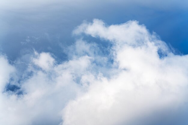 Lindas nuvens de trovoada no céu