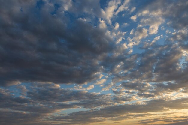 Lindas nuvens dramáticas atmosféricas à noite ao pôr do sol