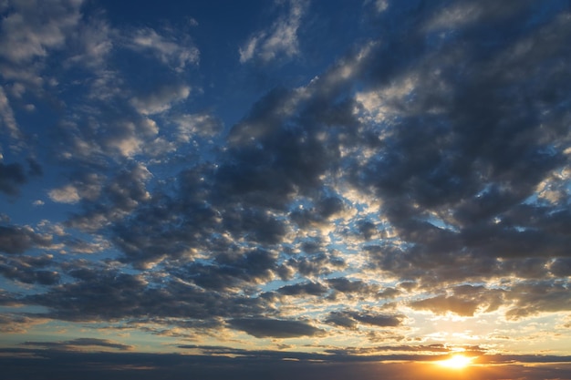 Lindas nuvens dramáticas atmosféricas à noite ao pôr do sol