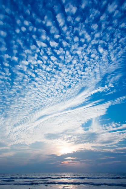 Lindas nuvens e sol em um céu azul