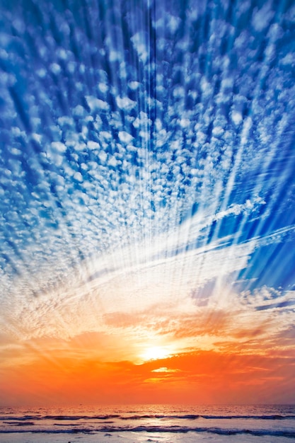 Lindas nuvens e sol em um céu azul