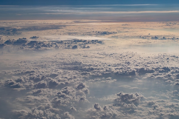 Lindas nuvens fofas da janela do avião