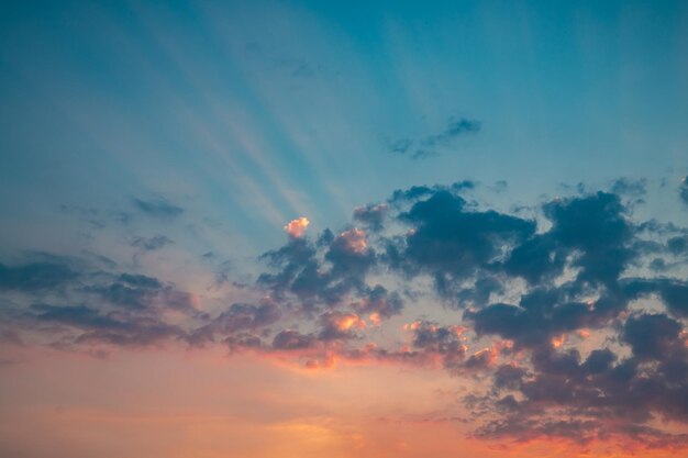 Lindas nuvens no céu ao pôr do sol luz solar