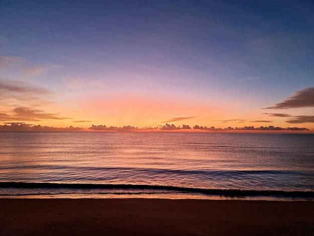 Lindas nuvens no céu com o mar antes do nascer do sol na praia pela manhã