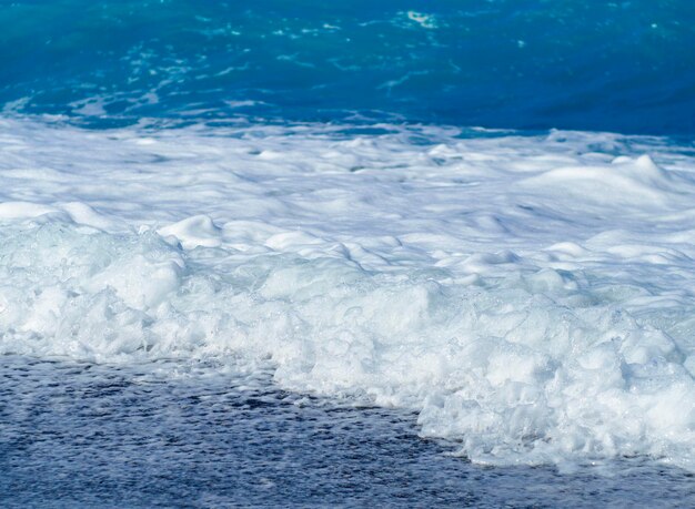 Lindas ondas de espuma em um dia ensolarado no Mar Egeu, na ilha de Evia, na Grécia