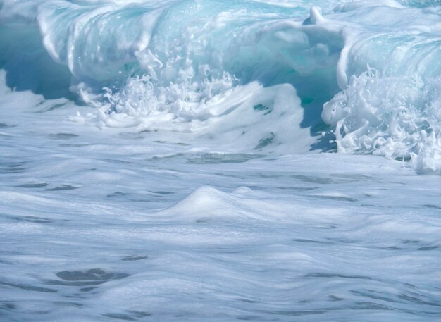 Lindas ondas de espuma em um dia ensolarado no Mar Egeu na ilha na Grécia