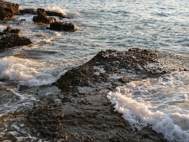 Lindas ondas do mar batendo nas falésias