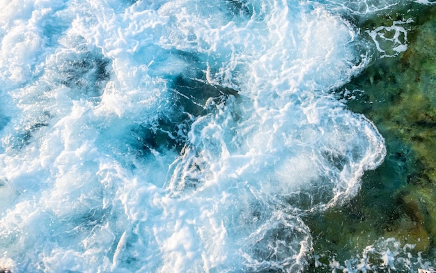 Lindas ondas do mar com espuma no topo da água