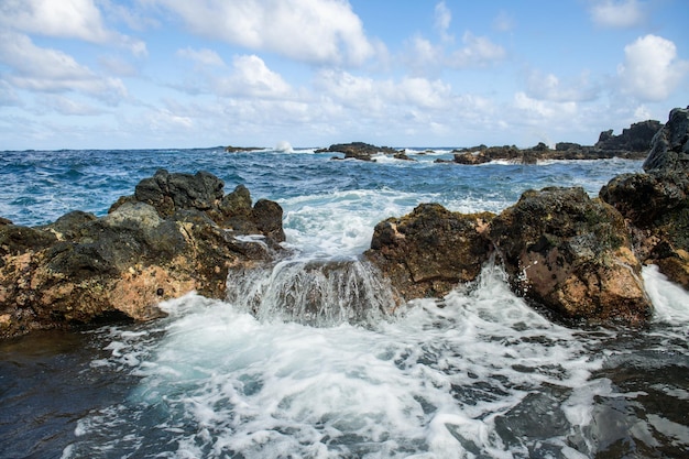 Lindas ondas do mar e costa rochosa o conceito de calma na natureza