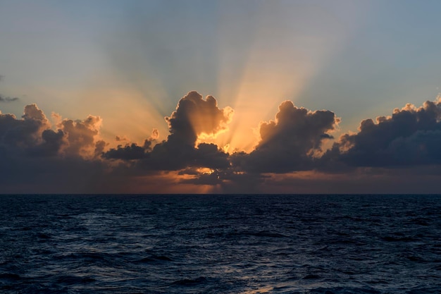 Lindas ondas marinhas e céu com nuvens com bela iluminação Golden hour